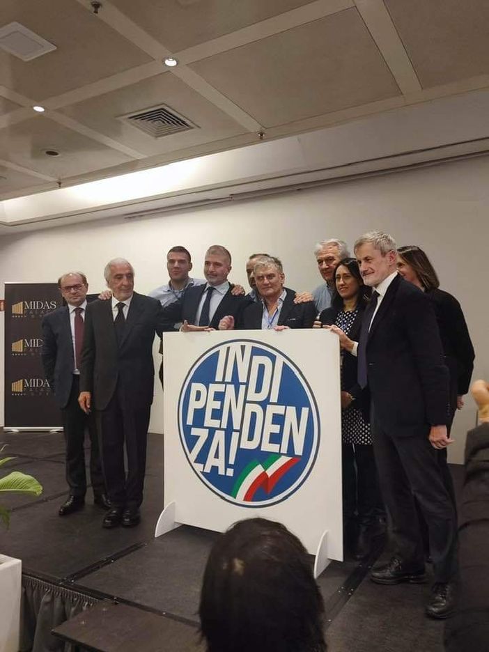Beppe Lauria (al centro) con (a destra) Gianni Alemanno Beppe Lauria (al centro) con (a destra) Gianni Alemanno