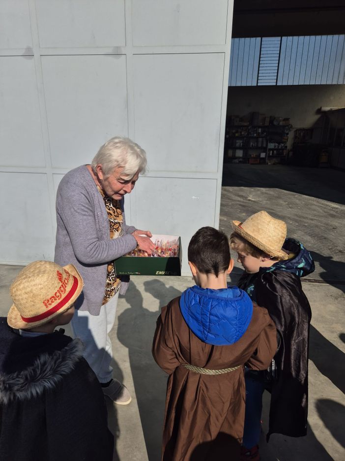 All'istituto di Diano d'Alba alunni e insegnanti hanno messo in scena la "Questua delle uova"