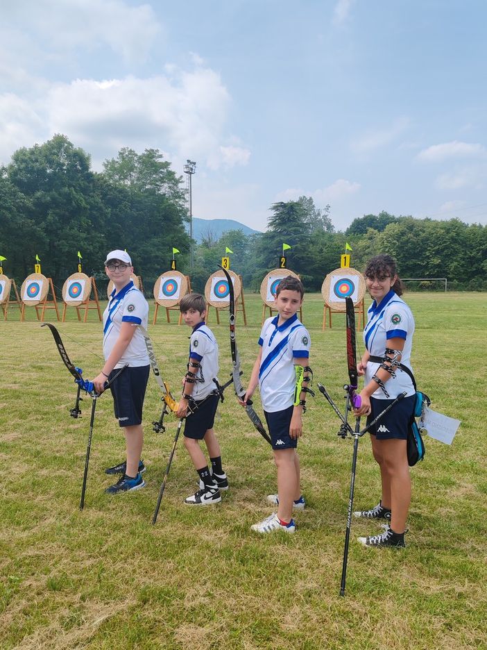 Gli arcieri sul podio del Arclub Fossano: Luca Buggiafreddo, Davide Busà, Paolo Artale, Marisa Rescigno