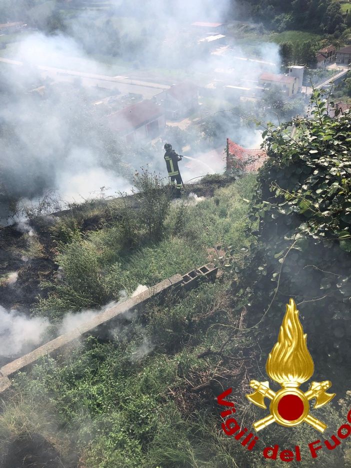 L'incendio di sterpaglie a Cortemilia, in regione Piovero
