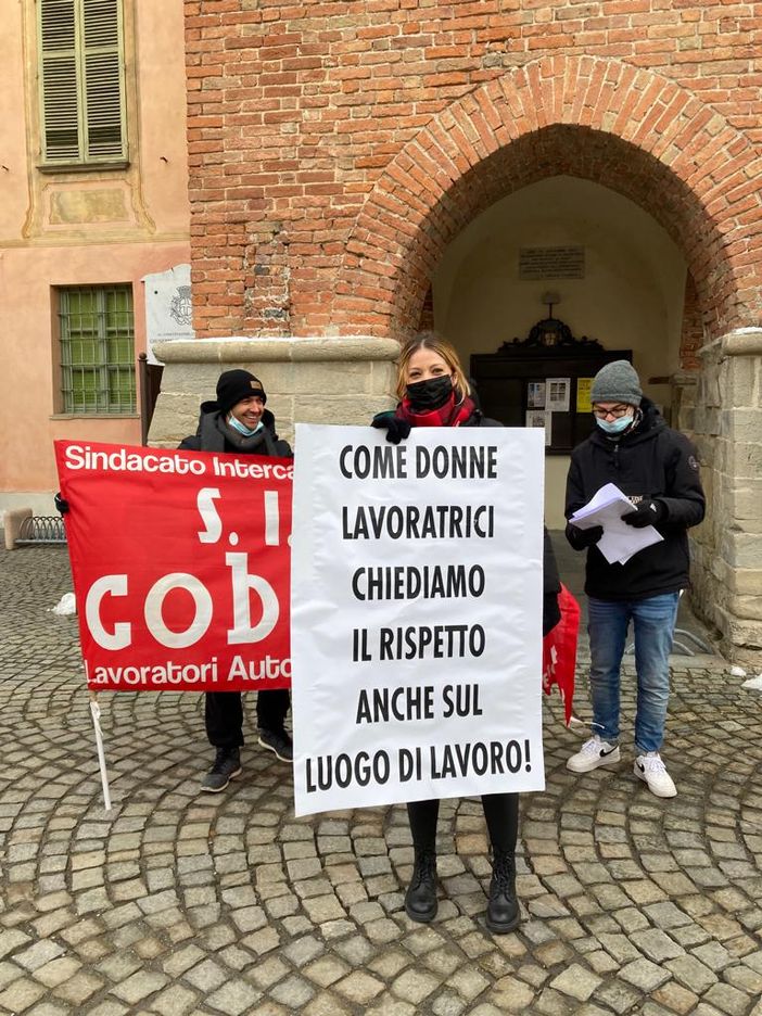 I lavoratori davanti al Comune di Cherasco durante lo sciopero di questa mattina I lavoratori davanti al Comune di Cherasco durante lo sciopero di questa mattina