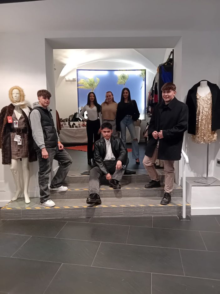 Studenti Cnos Fap che allestiranno lunedì 10 marzo la sfilata di outfit anni 79, 80, 90 presso la bottega sociale "Prodotti in fuga" a Saluzzo Studenti Cnos Fap che allestiranno lunedì 10 marzo la sfilata di outfit anni 79, 80, 90 presso la bottega sociale "Prodotti in fuga" a Saluzzo