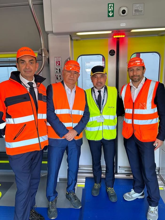 L'assessore Lucente in visita all'Alstom L'assessore Lucente in visita all'Alstom
