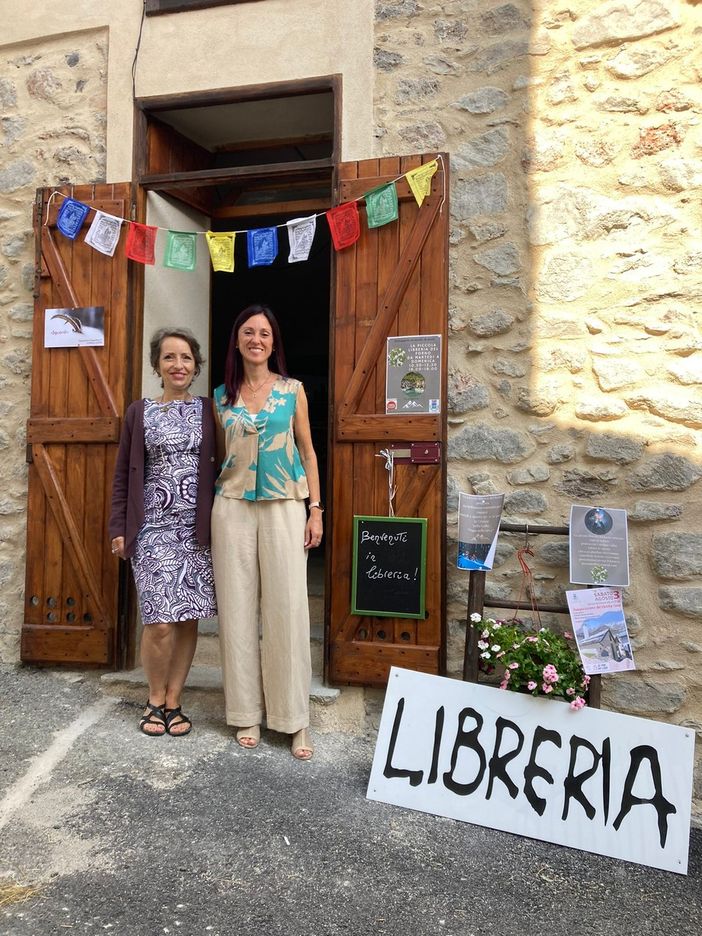 La libraia Martina con la sindaca Sabrina Rocchia davanti al Forno La libraia Martina con la sindaca Sabrina Rocchia davanti al Forno