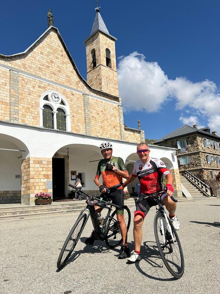Beppe Costamagna con il figlio Silvio davanti al Santuario di Sant'Anna di Vinadio