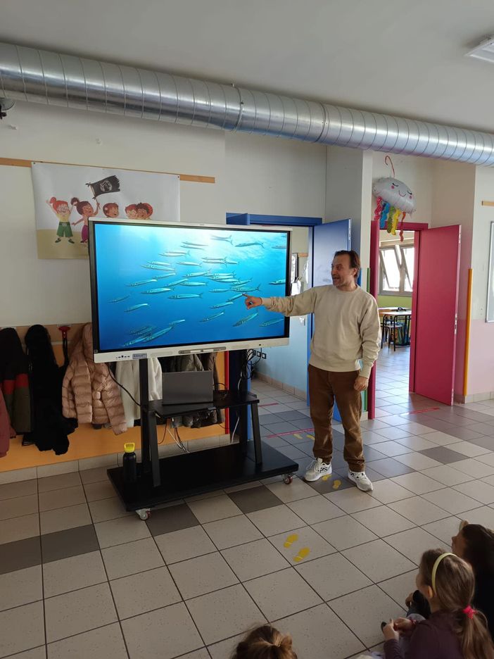 L'artista Alex Cecchetti alla Scuola Primaria e Secondaria di Monforte, per il progetto “Gratitudine" L'artista Alex Cecchetti alla Scuola Primaria e Secondaria di Monforte, per il progetto “Gratitudine"