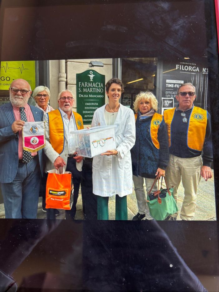 Consegna di occhiali usati raccolti dalla Farmacia San Martino, punto di appoggio del Lions club Scarnafigi - Piana del Varaita Consegna di occhiali usati raccolti dalla Farmacia San Martino, punto di appoggio del Lions club Scarnafigi - Piana del Varaita
