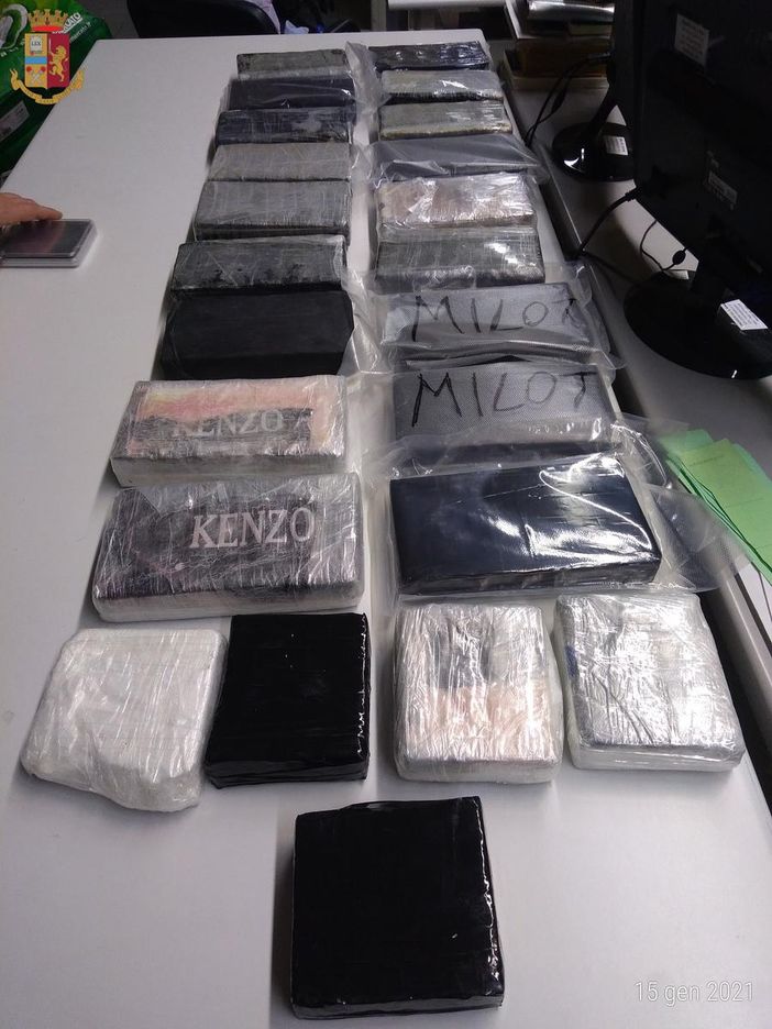 Lo fermano a Verzuolo per un controllo anti-Covid su strada e gli trovano quasi 23 chili di cocaina in auto