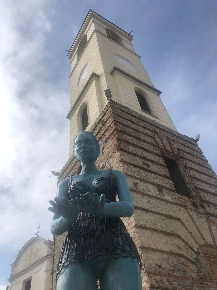 L'opera 'Il dono' di fronte alla torre civica