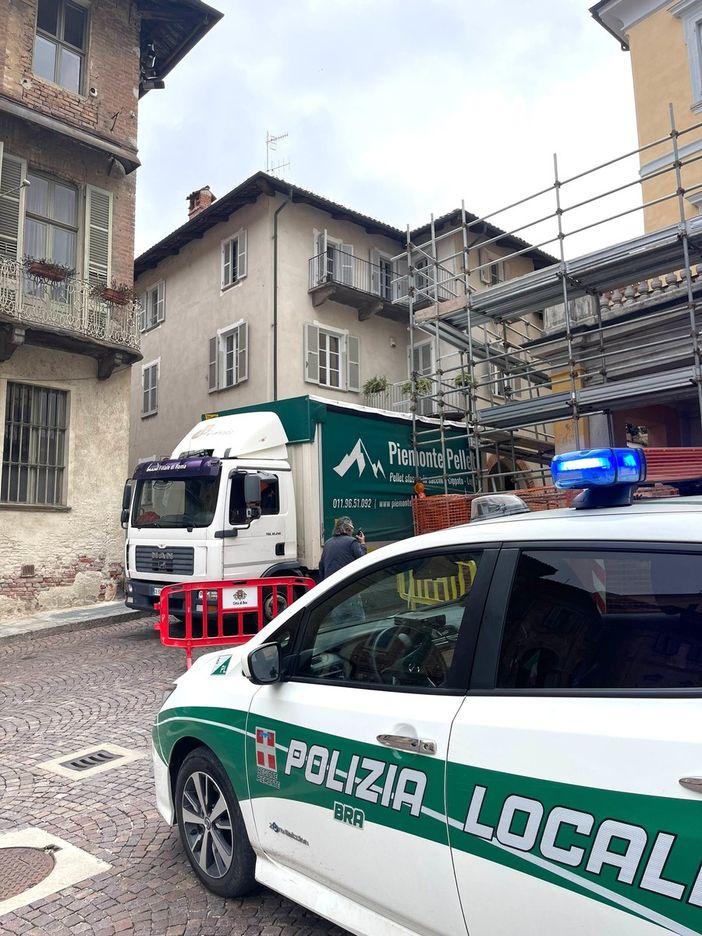 Bra, autocarro urta ponteggio: traffico interdetto in piazza Caduti per la Libertà Bra, autocarro urta ponteggio: traffico interdetto in piazza Caduti per la Libertà