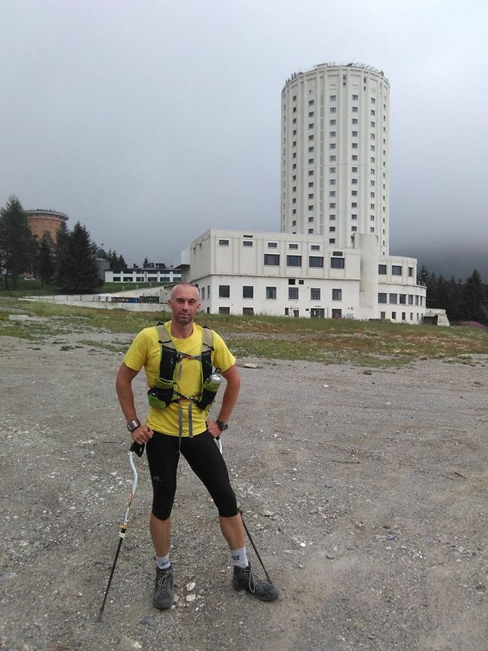 Davide Bartolomeo Bertinetto davanti alla famosa 'Torre Albergo' di Sestriere