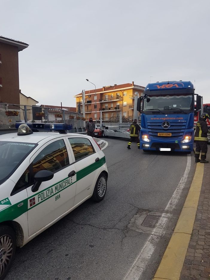 Bra, scontro tra auto e bisarca alla rotonda di via Cuneo