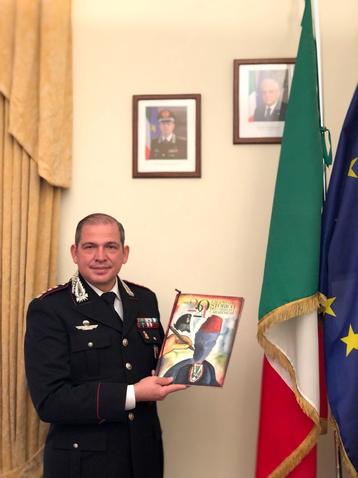 Pasquale del Gaudio con una copia del calendario Pasquale del Gaudio con una copia del calendario