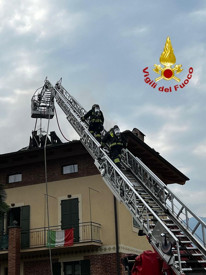 Dronero, incendio sul tetto di una casa: in azione 3 squadre di vigili del fuoco Dronero, incendio sul tetto di una casa: in azione 3 squadre di vigili del fuoco