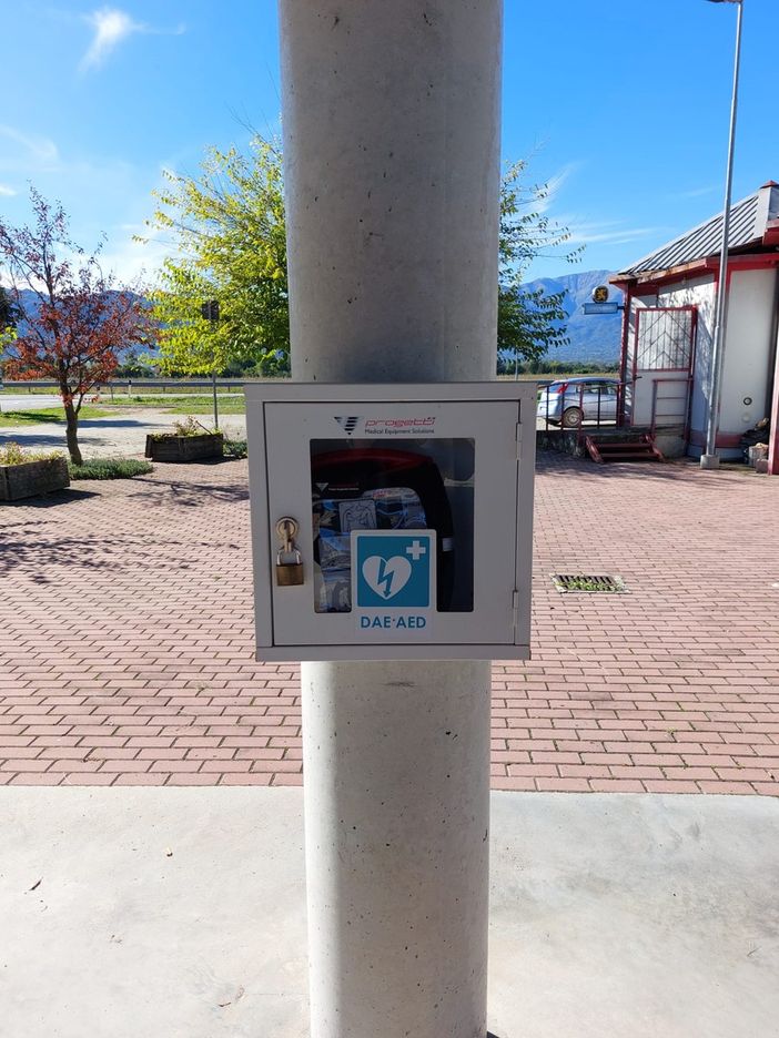 Dopo il furto, un nuovo defibrillatore torna a disposizione dei cittadini a Crocera di Barge