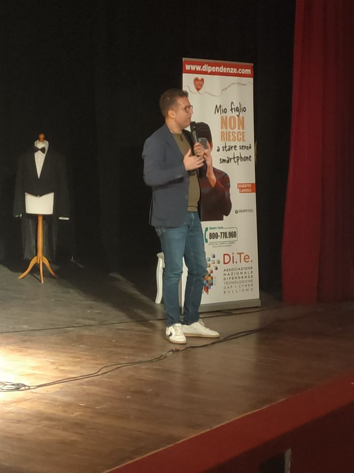 Genitori e figli connessi: a Saluzzo la lectio magistralis dello psicologo Giuseppe Lavenia Genitori e figli connessi: a Saluzzo la lectio magistralis dello psicologo Giuseppe Lavenia