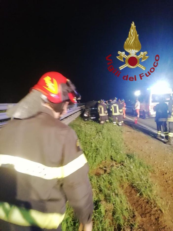 L'auto uscita di strada nella notte sull'autostrada A6