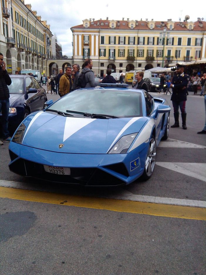 Oltre al Pullman sarà presente anche la “Lamborghini Huracan”, potente mezzo della Polizia di Stato Oltre al Pullman sarà presente anche la “Lamborghini Huracan”, potente mezzo della Polizia di Stato
