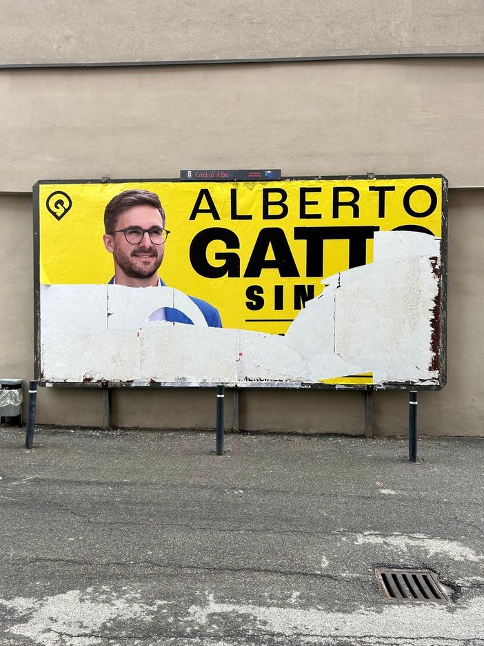 Alba, vandalizzato manifesto elettorale di Alberto Gatto in corso Piave Alba, vandalizzato manifesto elettorale di Alberto Gatto in corso Piave