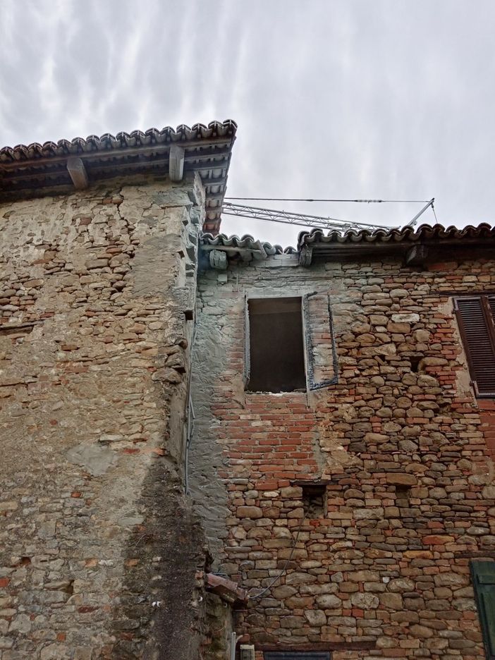 Diano d’Alba, fulmine innesca incendio allo Spianamento: sindaco e protezione civile all’opera per spegnere il rogo