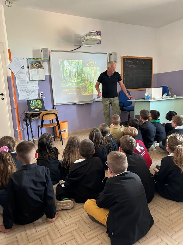 L'ornitologo Pier Luigi Beraudo durante la lezione L'ornitologo Pier Luigi Beraudo durante la lezione