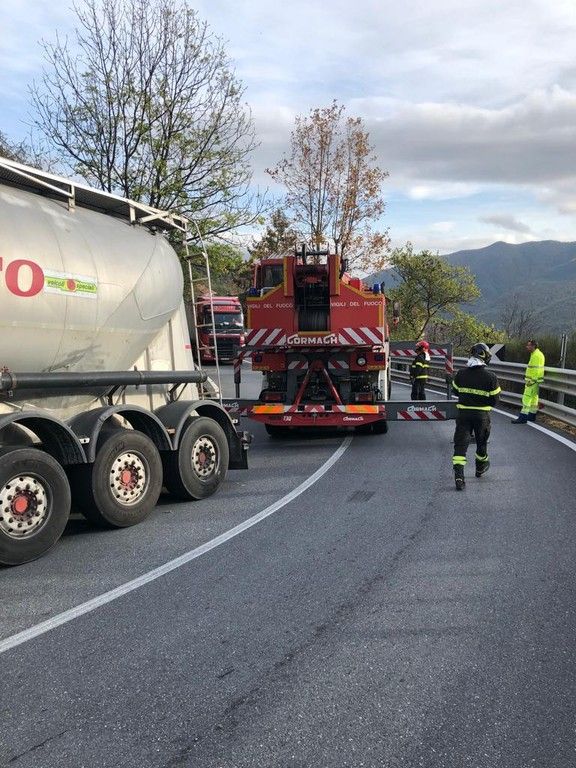 Pornassio, Tir bloccato fra i tornanti della Statale 28: servono i vigili del fuoco per liberare la strada [FOTO]