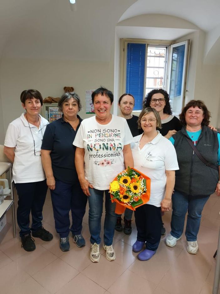 Laura Riberi festeggiata dalla colleghe di Revello