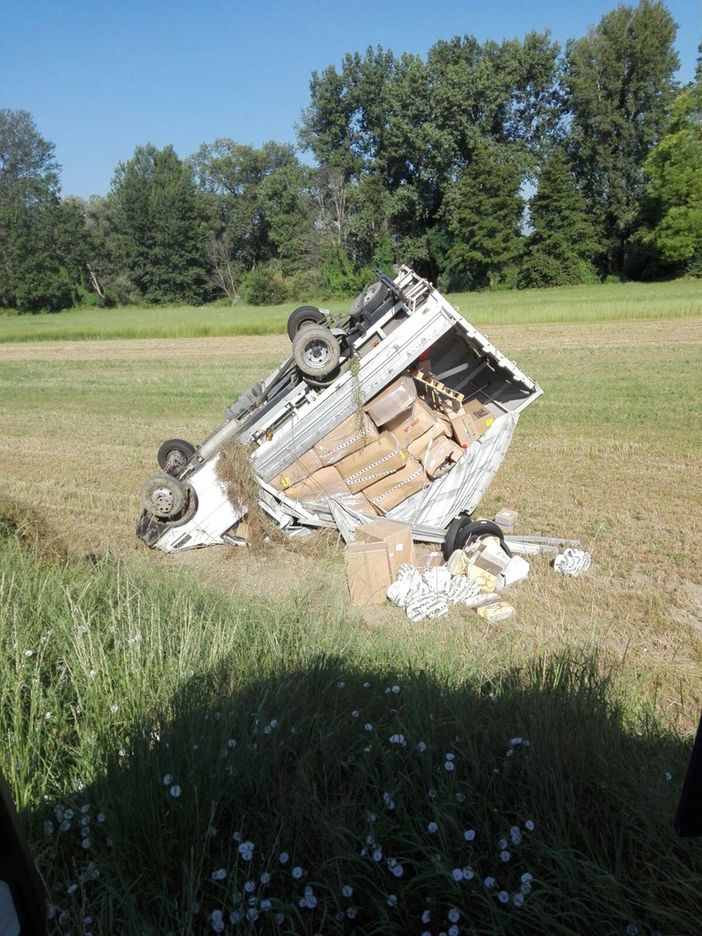 Incidente stradale a Savigliano: furgoncino ribaltato fuori strada