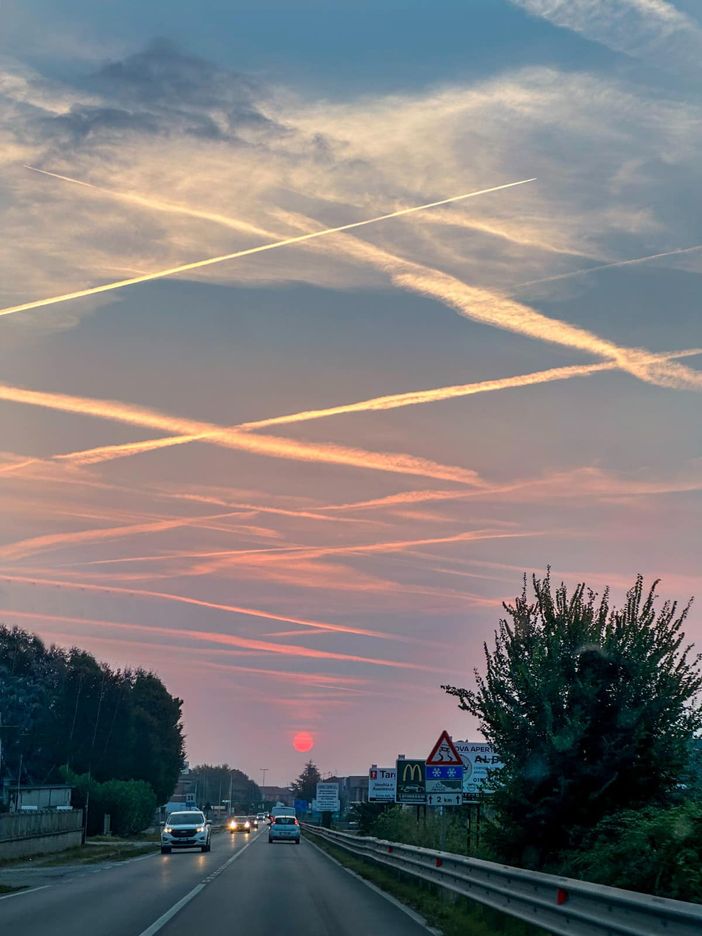 Le scie degli aerei nel cielo del Roero