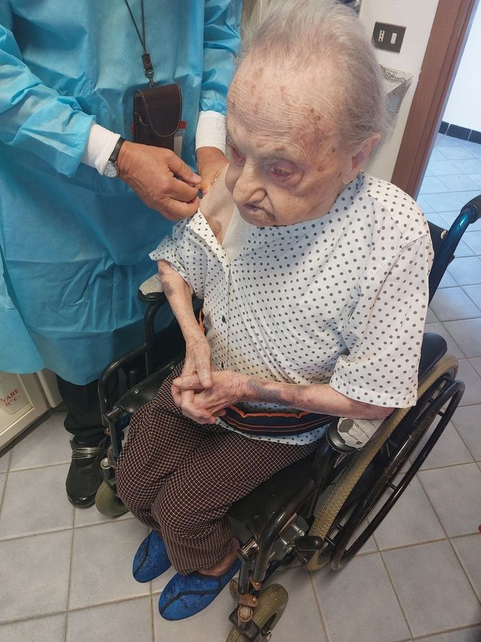 La somministrazione di una dose di vaccino alla RSA di Bra