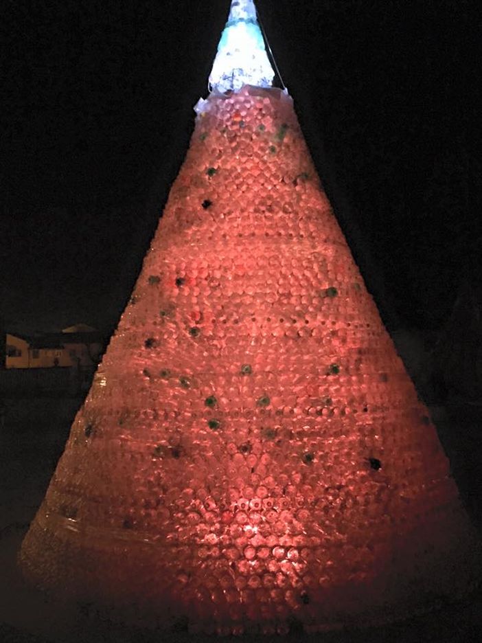 Polemiche sull'albero di Natale di Bernezzo, risponde la pro loco: "Per realizzarlo, usate solo bottiglie già vuote"