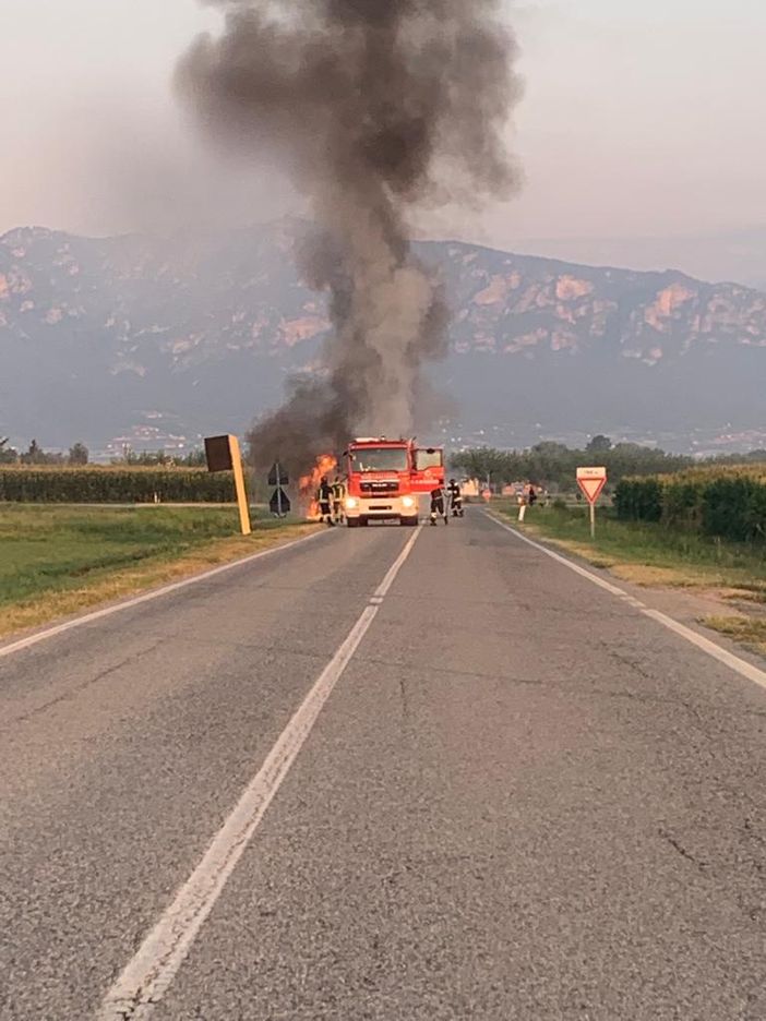 In fiamme un'autovettura alimentata a GPL sulla SP 589: nessun ferito In fiamme un'autovettura alimentata a GPL sulla SP 589: nessun ferito