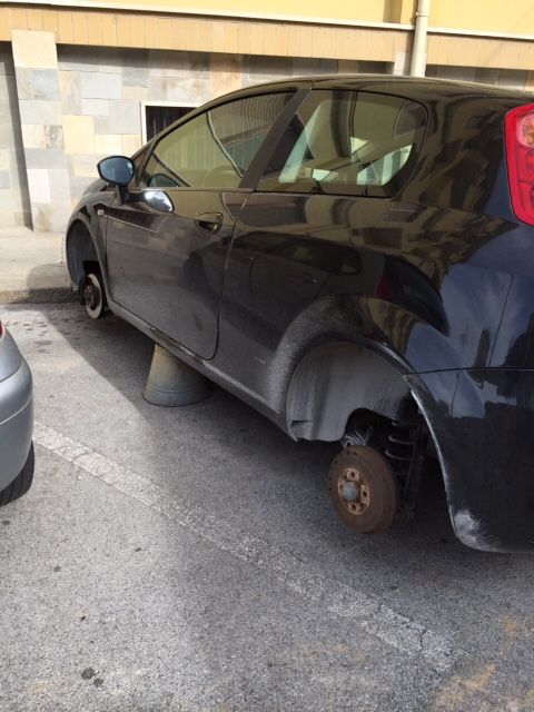 Cuneo: il mistero dell'auto senza più pneumatici Cuneo: il mistero dell'auto senza più pneumatici