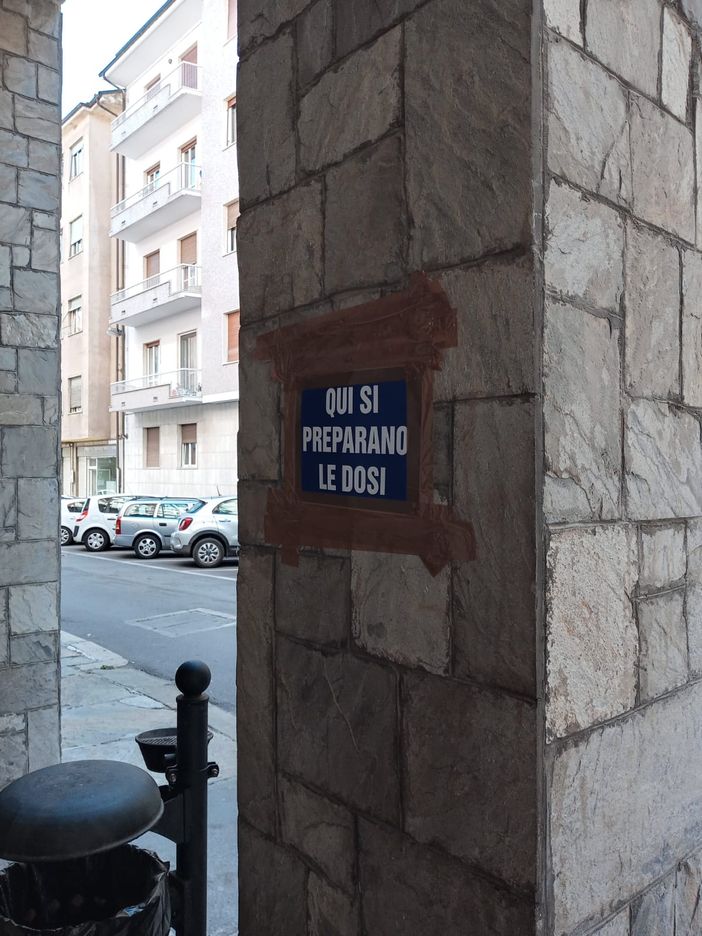 Quei cartelli provocatori sul degrado di Cuneo Nuova che appaiono e scompaiono