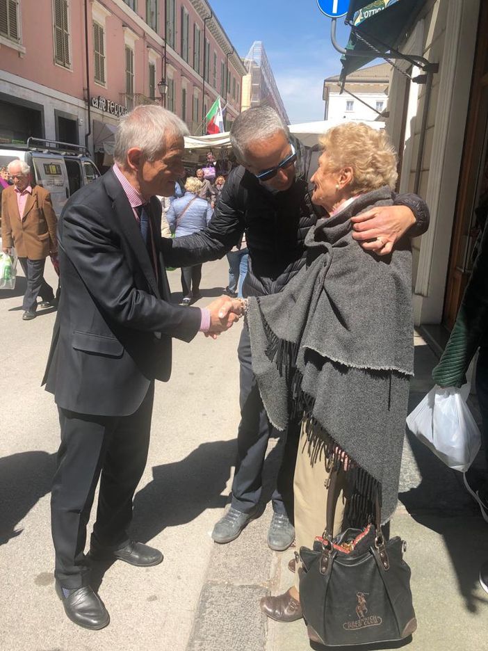 Chiamparino al mercato di Cuneo per incontrare i cittadini