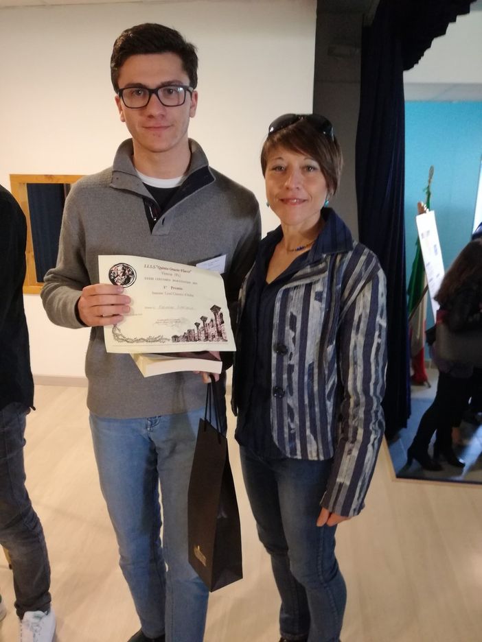 Edoardo insieme a compagne e docenti presso l'istituto lucano che ha ospitato la competizione