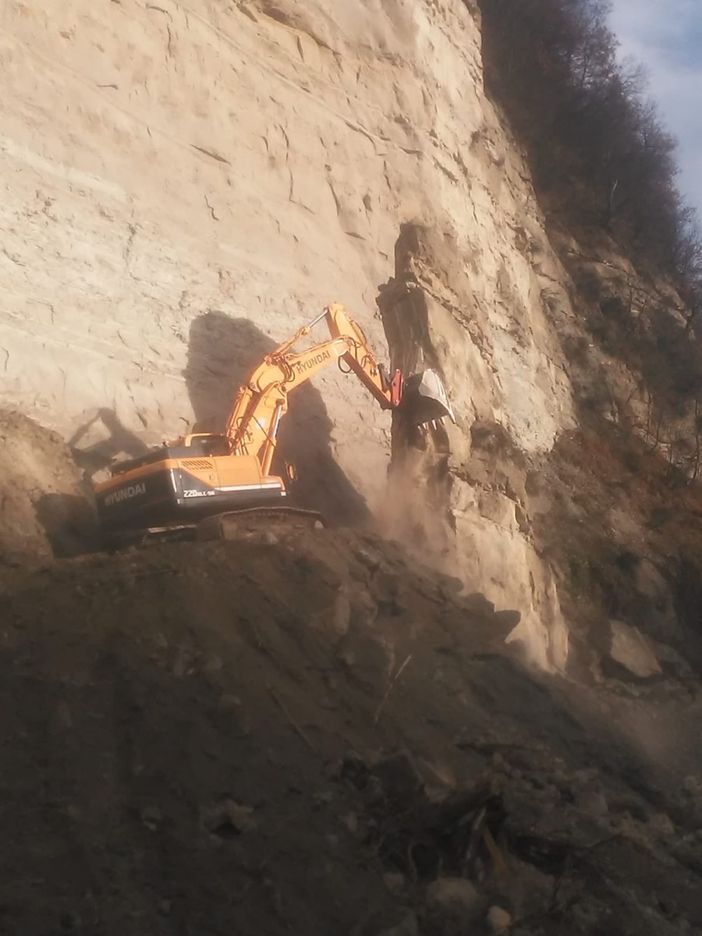 Mezzi al lavoro sulla frana che da sabato interrompe la Provinciale tra Dogliani e Somano Mezzi al lavoro sulla frana che da sabato interrompe la Provinciale tra Dogliani e Somano