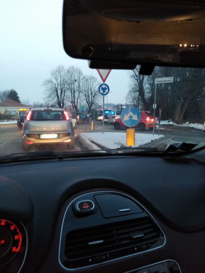 Traffico in tilt da Viale degli Angeli verso via Savona