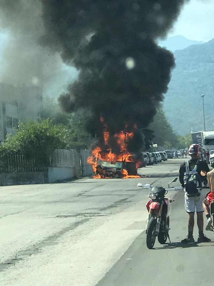 Fiamme e fumo tra Dronero e Caraglio per un camion che si è incendiato