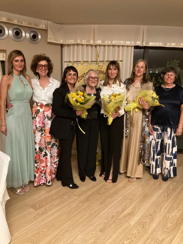 Le due nuove presidenti del club Zonta Cuneo Mara Rebuffatti e Silvia Quaranta con la pst president Bianca Marchet, l'Area Director Renata Vallò, e alcune componenti del nuovo direttivo, Cinzia Marchisio, Nicoletta Salomone, Vivian Massolino, Rosina De Luca Le due nuove presidenti del club Zonta Cuneo Mara Rebuffatti e Silvia Quaranta con la pst president Bianca Marchet, l'Area Director Renata Vallò, e alcune componenti del nuovo direttivo, Cinzia Marchisio, Nicoletta Salomone, Vivian Massolino, Rosina De Luca