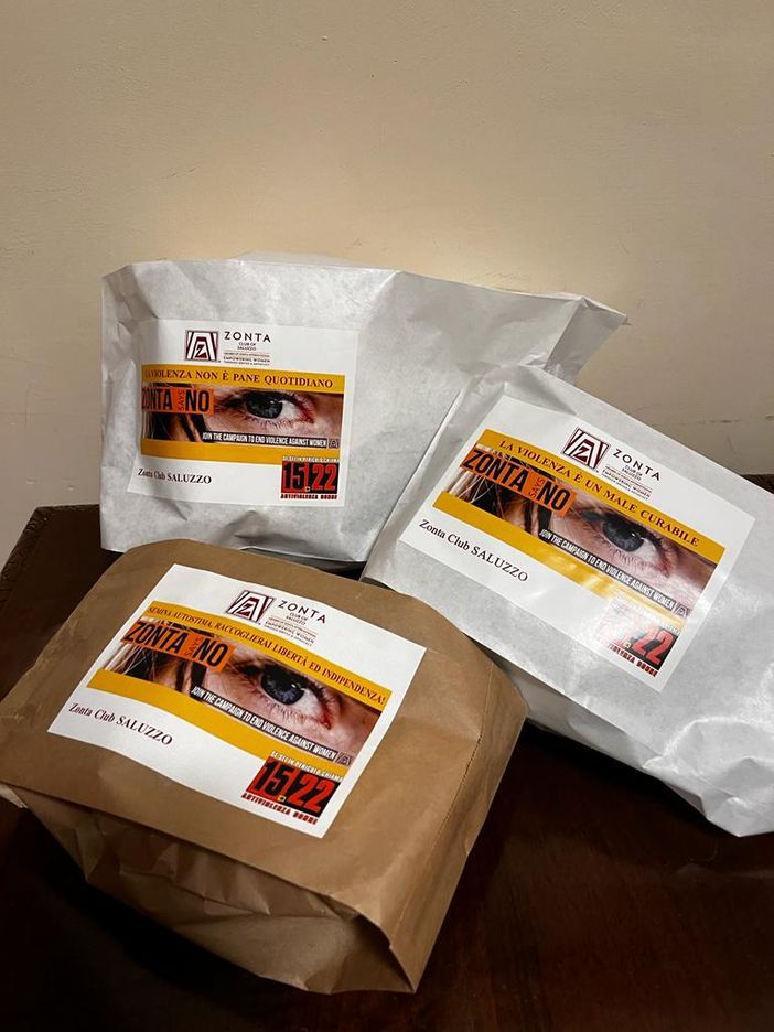 Sacchetti di pane con la scritta antiviolenza distribuiti da Zonta Saluzzo. Sacchetti di pane con la scritta antiviolenza distribuiti da Zonta Saluzzo.