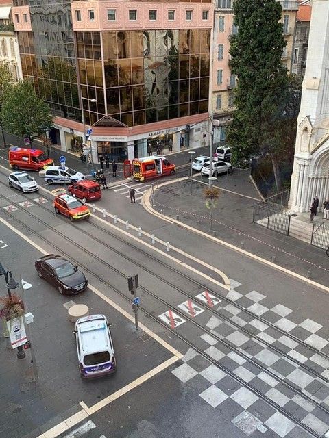 Attentato di Nizza, Emmanuel Macron sta giungendo in città (Video e Foto)