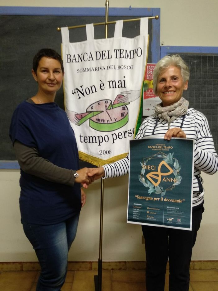 Nella foto Caterina Abrate insieme a Michela Calandri, vice presidente della Banca del Tempo di Fossano