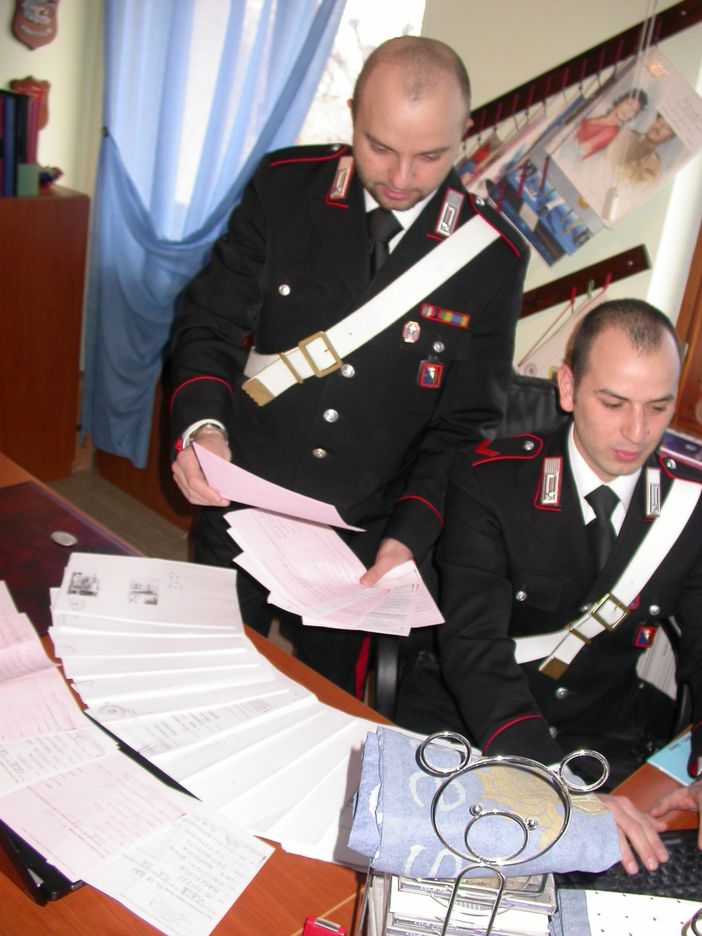 Titolare di un'agenzia pratiche auto di Alba truffa 15 autotrasportatori stranieri