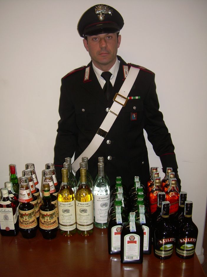 Avevano la macchina piena di superalcolici ma non ne hanno saputa spiegare la provenienza