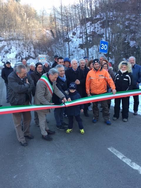 Il consigliere provinciale Rocco Pulitanò immortalato durante il taglio del nastro sul nuovo ponte Muzzapello Il consigliere provinciale Rocco Pulitanò immortalato durante il taglio del nastro sul nuovo ponte Muzzapello