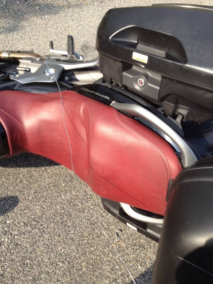 Trappole mortali sulle strade francesi: coppia di Cuneo rischia la vita per un filo d'acciaio teso sulla D854