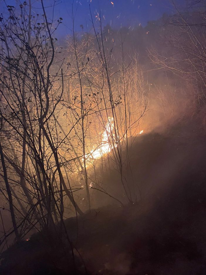 Alcune immagine del fronte delle fiamme nell'incendio boschivo di Perletto