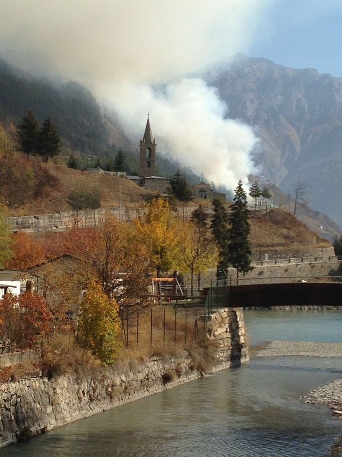 Continuano a bruciare i boschi tra i comuni di Pietraporzio e Sambuco