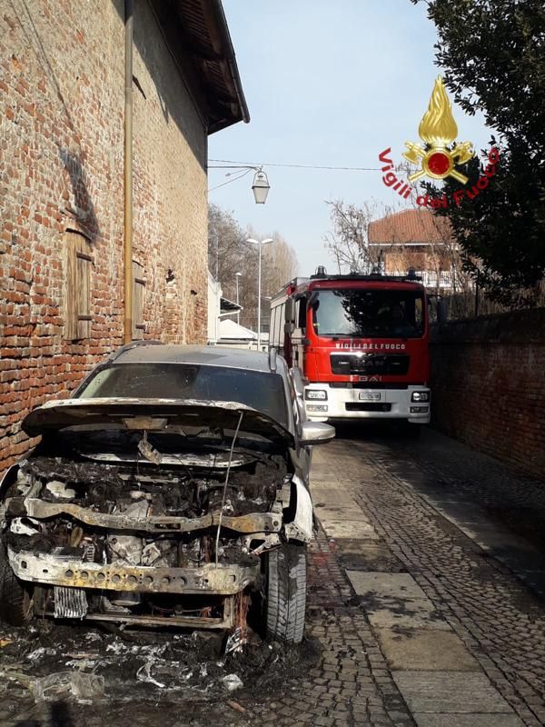 Dopo quattro mesi dall'ultimo episodio, a Cavallermaggiore altre due auto in fiamme Dopo quattro mesi dall'ultimo episodio, a Cavallermaggiore altre due auto in fiamme